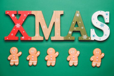 Renkli arkaplanda zencefilli kurabiyeli Noel kompozisyonu