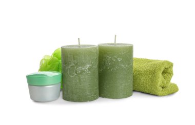 Beyaz arka planda banyo malzemeleri olan Aroma mumları