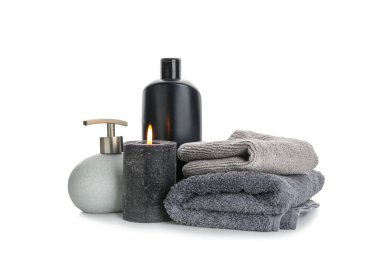 Beyaz arka planda banyo malzemeleri olan Aroma mumu