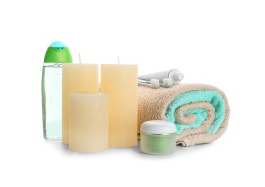 Beyaz arka planda banyo malzemeleri olan Aroma mumları