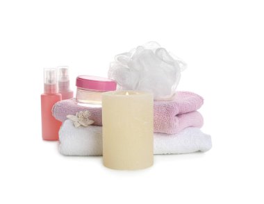 Beyaz arka planda banyo malzemeleri olan Aroma mumu