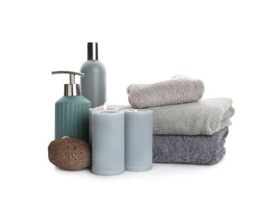 Beyaz arka planda banyo malzemeleri olan Aroma mumları