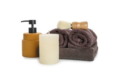 Beyaz arka planda banyo malzemeleri olan Aroma mumu