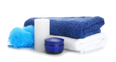 Beyaz arka planda banyo malzemeleri olan Aroma mumu