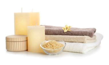 Beyaz arka planda banyo malzemeleri olan Aroma mumları
