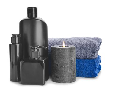 Beyaz arka planda banyo malzemeleri olan Aroma mumu