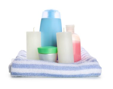 Beyaz arka planda banyo malzemeleri olan Aroma mumları