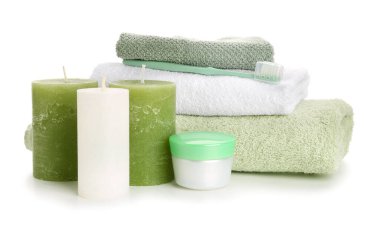 Beyaz arka planda banyo malzemeleri olan Aroma mumları