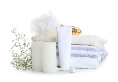 Beyaz arka planda banyo malzemeleri olan Aroma mumları