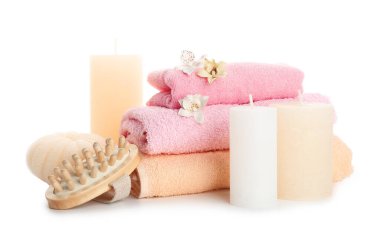 Beyaz arkaplanda aroma mumları olan spa kompozisyonu