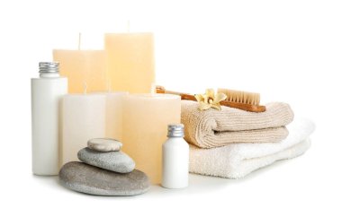 Beyaz arkaplanda aroma mumları olan spa kompozisyonu