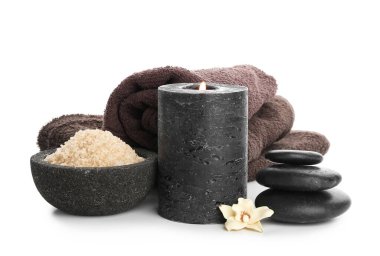 Beyaz arkaplanda aroma mumu olan spa kompozisyonu