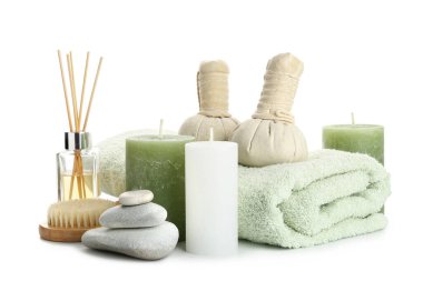 Beyaz arkaplanda aroma mumları olan spa kompozisyonu