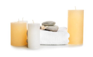 Beyaz arkaplanda aroma mumları olan spa kompozisyonu