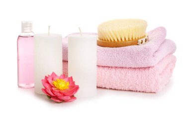 Beyaz arkaplanda aroma mumları olan spa kompozisyonu