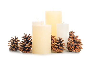 Beyaz arka planda aroma mumları olan güzel bir Noel kompozisyonu