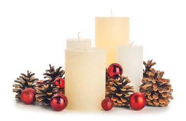 Beyaz arka planda aroma mumları olan güzel bir Noel kompozisyonu