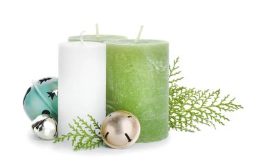 Beyaz arka planda aroma mumları olan güzel bir Noel kompozisyonu