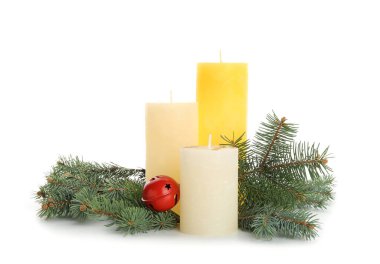 Beyaz arka planda aroma mumları olan güzel bir Noel kompozisyonu