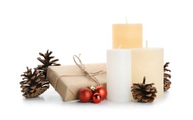 Beyaz arka planda aroma mumları olan güzel bir Noel kompozisyonu