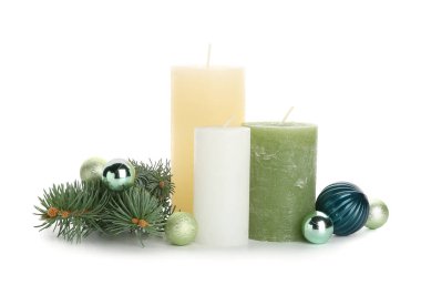 Beyaz arka planda aroma mumları olan güzel bir Noel kompozisyonu