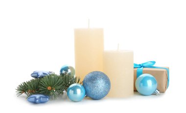 Beyaz arka planda aroma mumları olan güzel bir Noel kompozisyonu