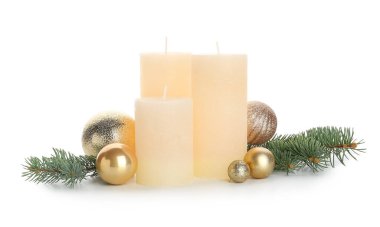 Beyaz arka planda aroma mumları olan güzel bir Noel kompozisyonu