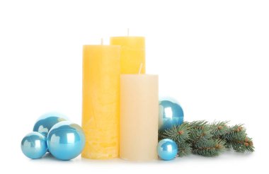 Beyaz arka planda aroma mumları olan güzel bir Noel kompozisyonu