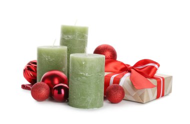 Beyaz arka planda aroma mumları olan güzel bir Noel kompozisyonu