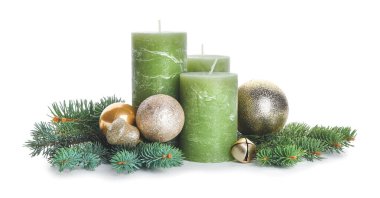 Beyaz arka planda aroma mumları olan güzel bir Noel kompozisyonu