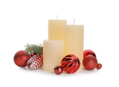 Beyaz arka planda aroma mumları olan güzel bir Noel kompozisyonu
