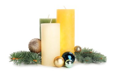 Beyaz arka planda aroma mumları olan güzel bir Noel kompozisyonu