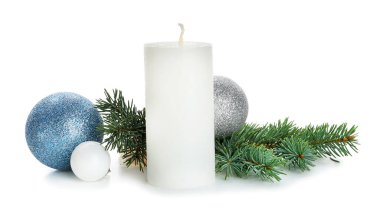 Beyaz arka planda aroma mumu olan güzel bir Noel kompozisyonu