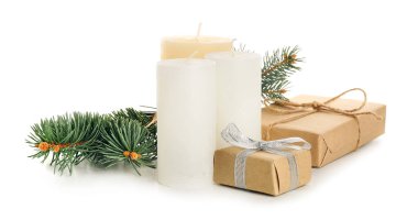 Beyaz arka planda aroma mumları olan güzel bir Noel kompozisyonu