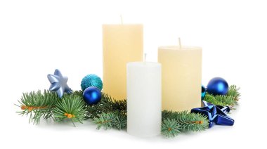 Beyaz arka planda aroma mumları olan güzel bir Noel kompozisyonu
