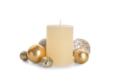 Beyaz arka planda aroma mumu olan güzel bir Noel kompozisyonu