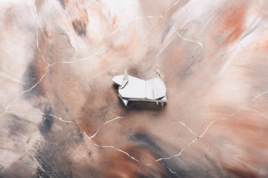 Origami boğası 2021 yılının sembolü olarak renk arkaplanında