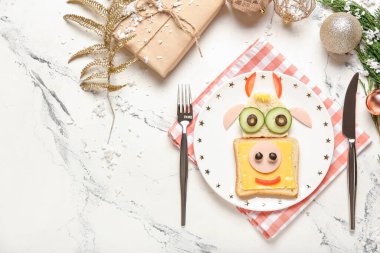 Yemek masasında boğa şeklinde lezzetli bir sandviç.