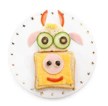 Beyaz arka planda boğa şeklinde lezzetli bir sandviç tabağı.