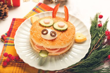 Yemek masasında boğa şeklinde lezzetli bir sandviç.