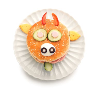 Beyaz arka planda boğa şeklinde lezzetli bir sandviç tabağı.