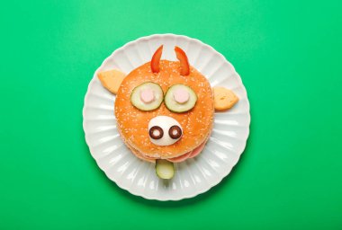 Arka planda boğa şeklinde lezzetli bir sandviç tabağı.