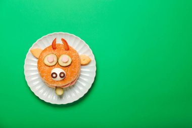 Arka planda boğa şeklinde lezzetli bir sandviç tabağı.