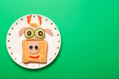 Arka planda boğa şeklinde lezzetli bir sandviç tabağı.