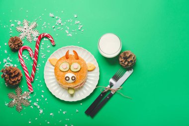 Yemek masasında boğa şeklinde lezzetli bir sandviç.