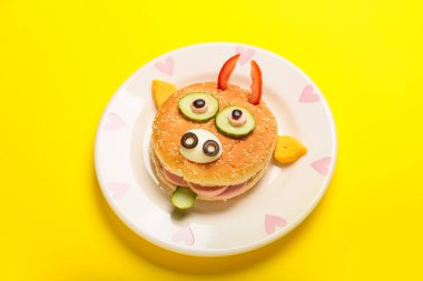 Arka planda boğa şeklinde lezzetli bir sandviç tabağı.