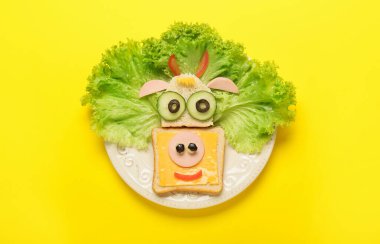 Arka planda boğa şeklinde lezzetli bir sandviç tabağı.