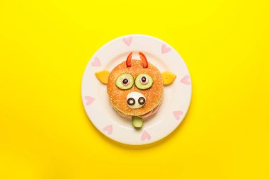 Arka planda boğa şeklinde lezzetli bir sandviç tabağı.