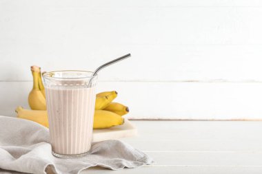 Masada bir bardak lezzetli muz püresi.