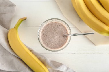 Masada bir bardak lezzetli muz püresi.